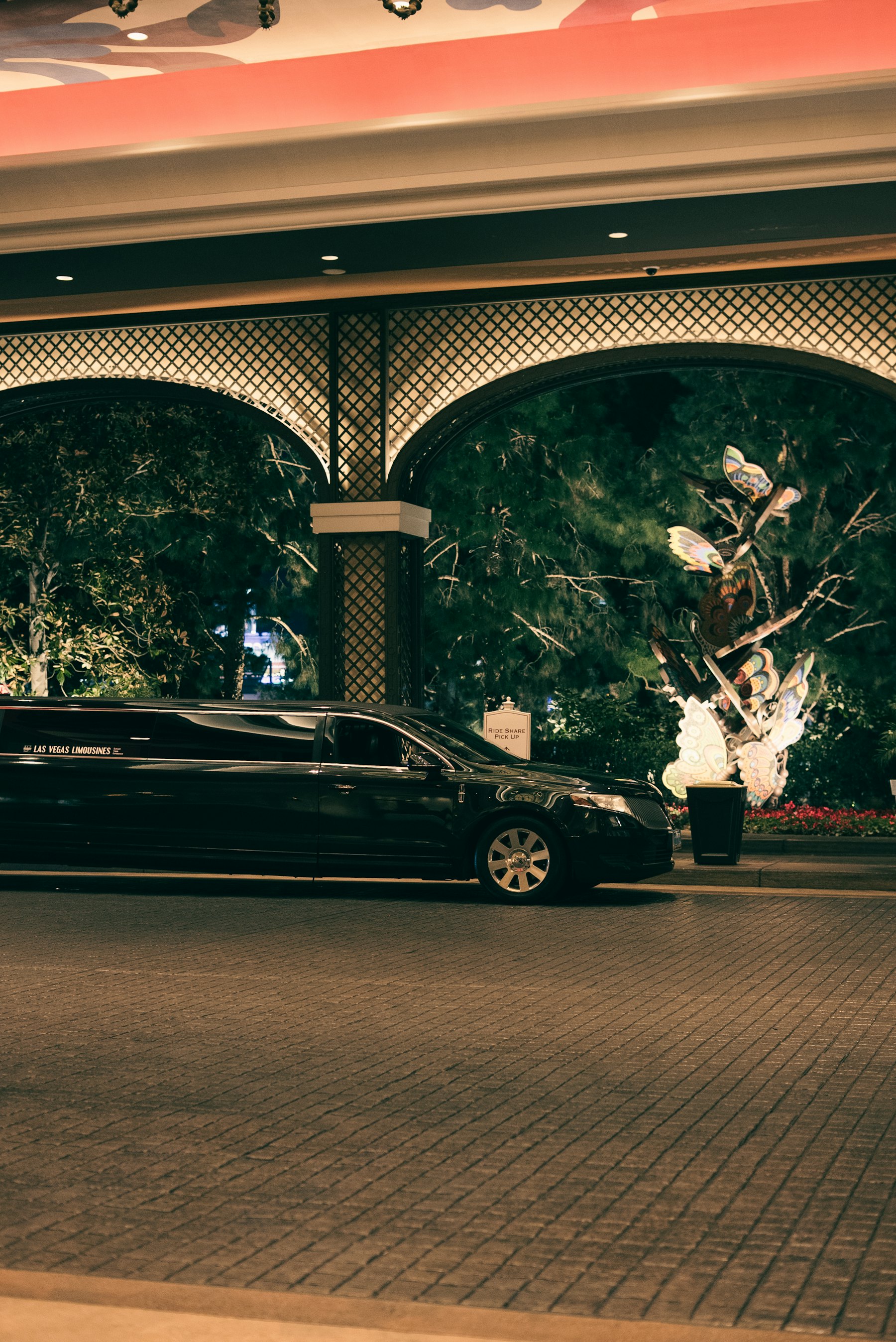 Véhicule avec chauffeur devant l’entrée d’un hôtel