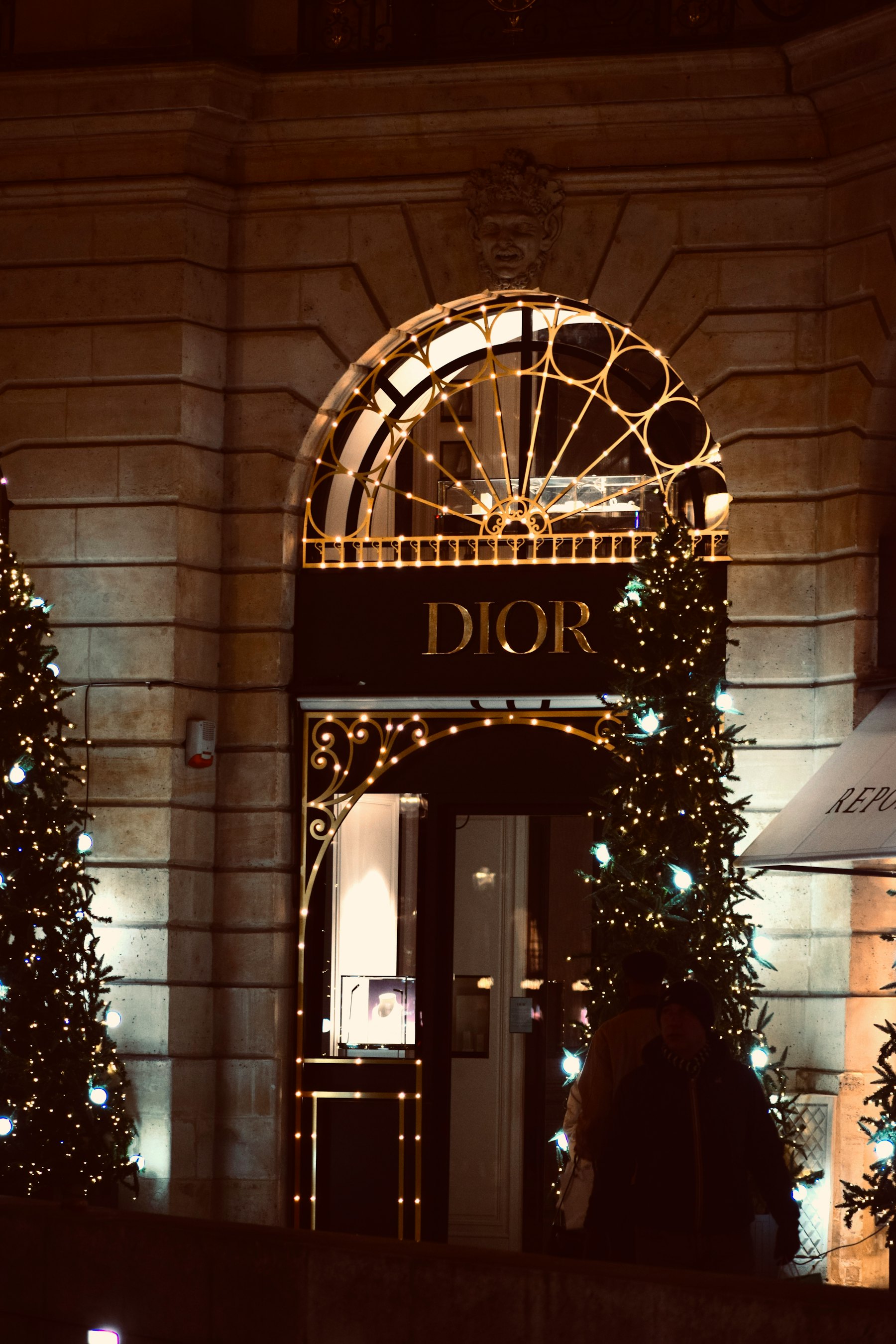 Entrée d’un hôtel de luxe la nuit